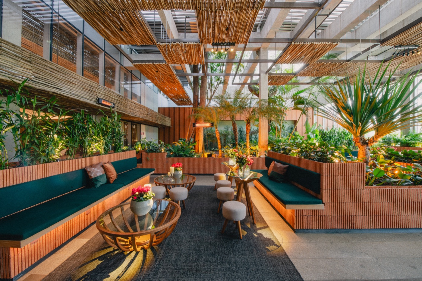 Espaço com jardim e luz natural