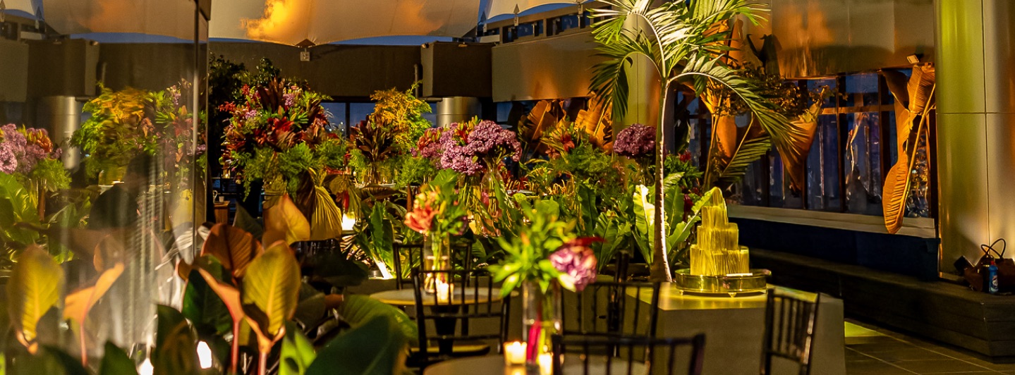Decoração floral para celebração no TRIO