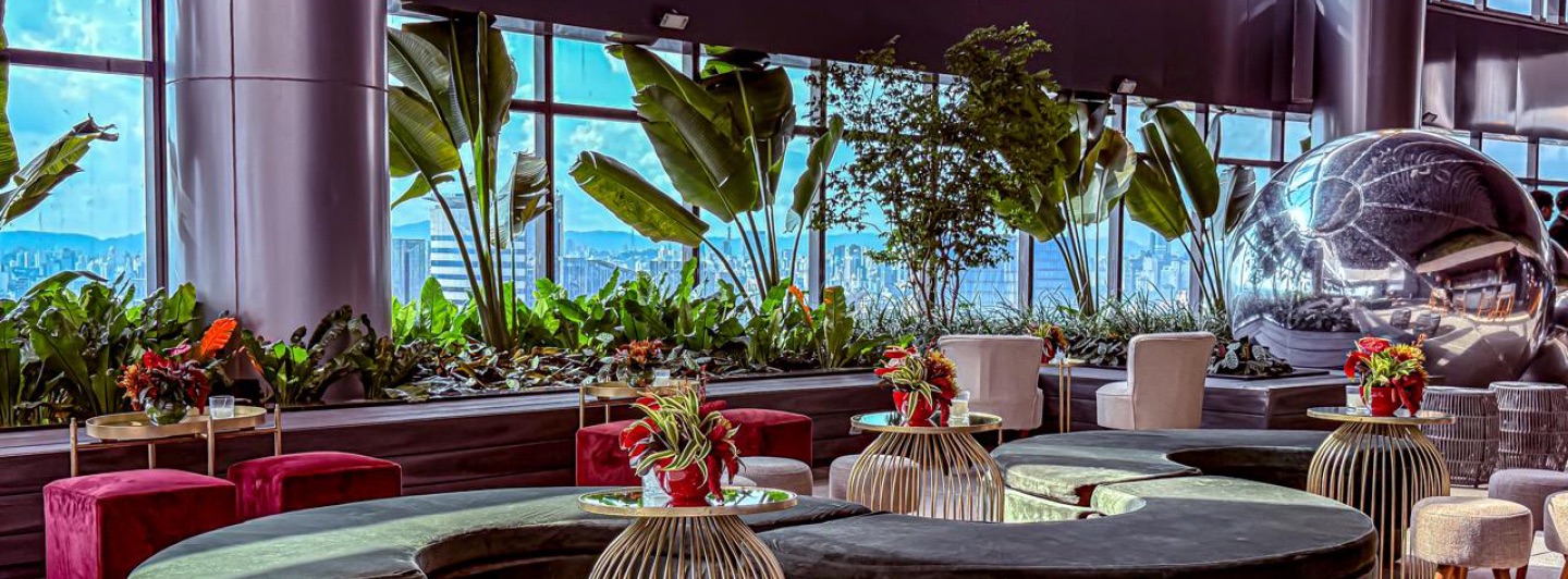 Lounge com vista panorâmica da cidade
