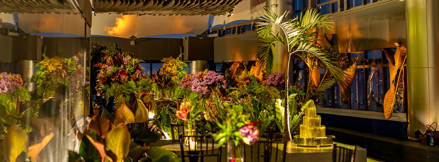 Celebração noturna com flores e velas