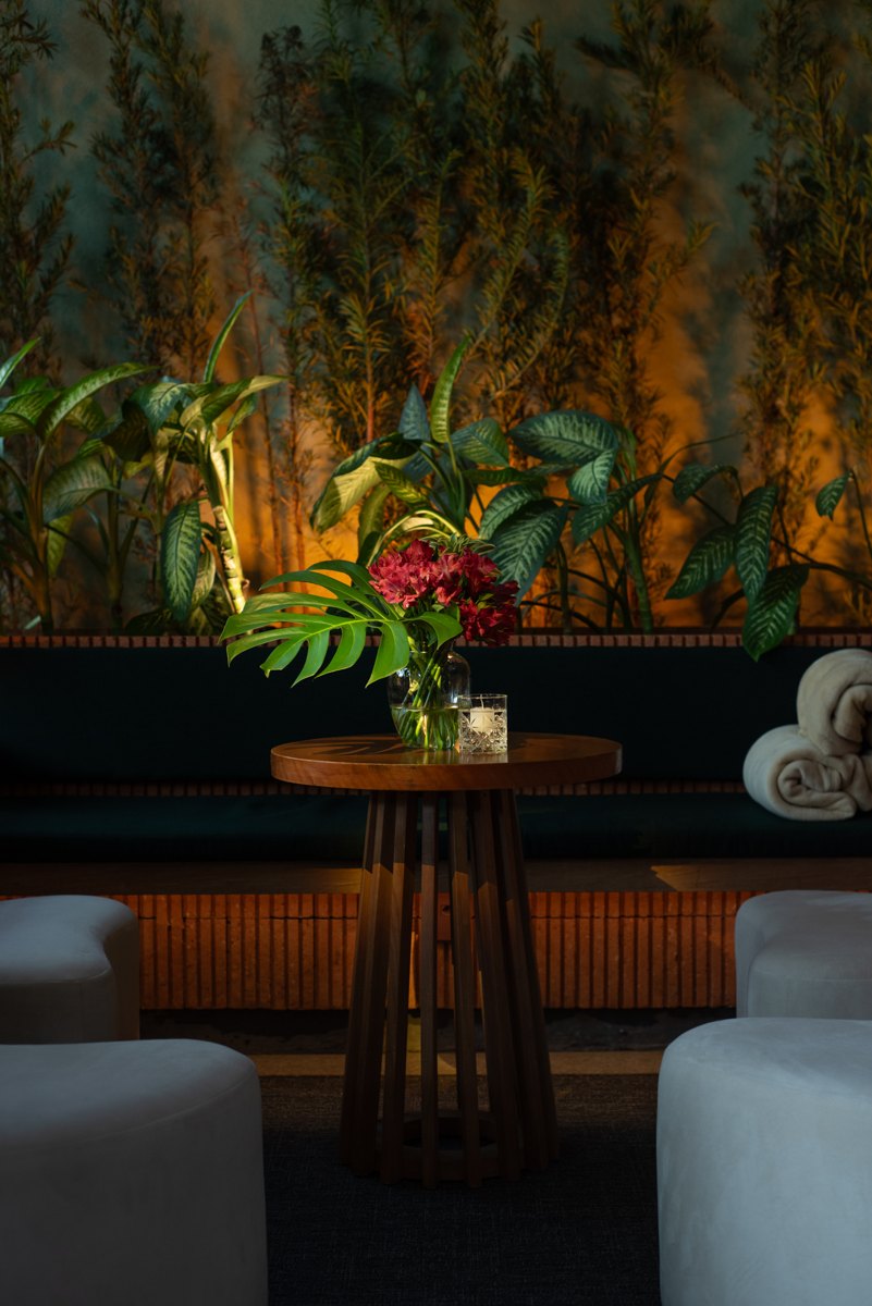 Mesa decorada com arranjo floral no TRIO Garden